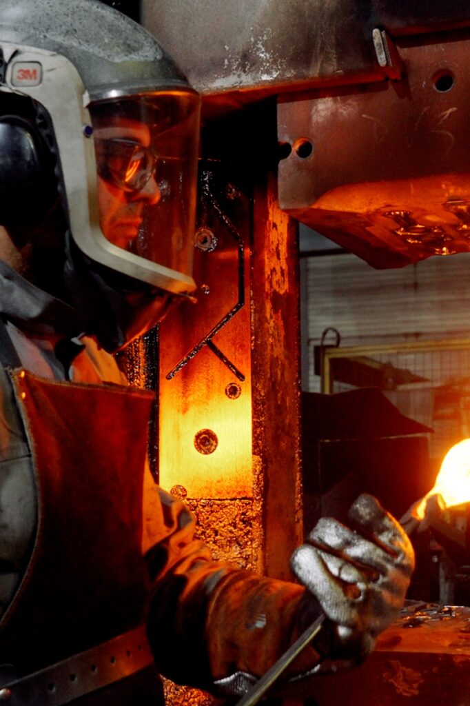 Atelier de forge industrielle avec presses hydrauliques