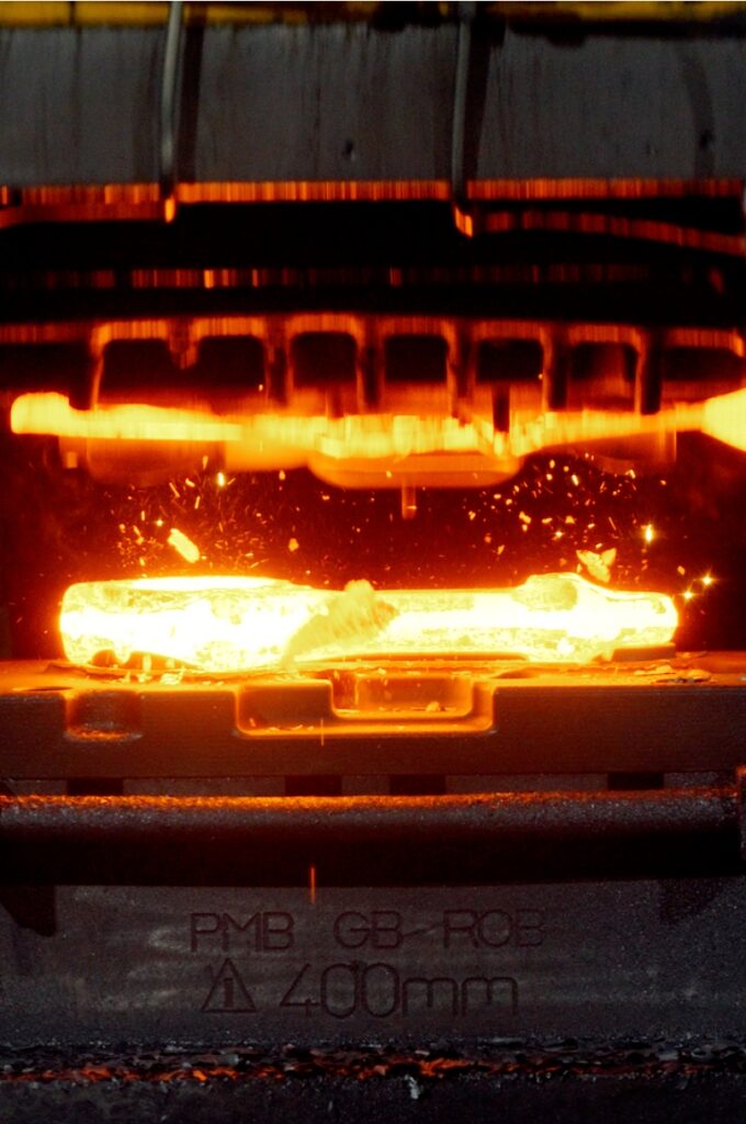 Forge à chaud d'une pièce en acier chez Forgex