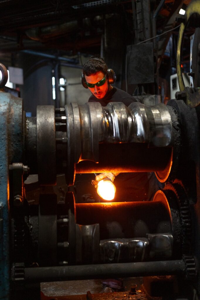 Opération de forge à chaud sur marteau-pilon