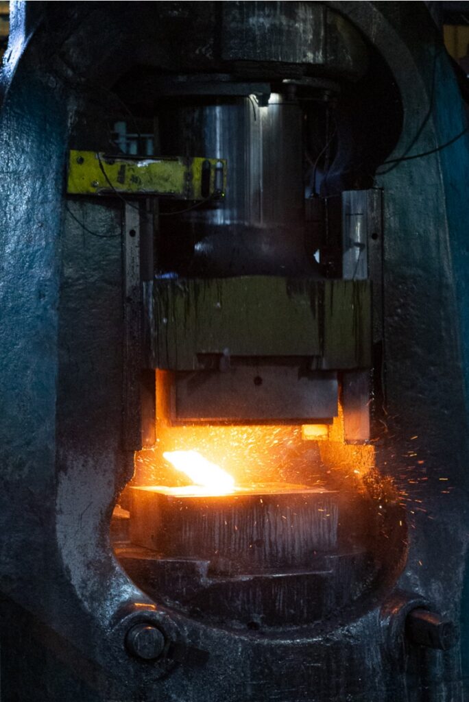 Presse de forge à chaud 1600 tonnes chez Forgex