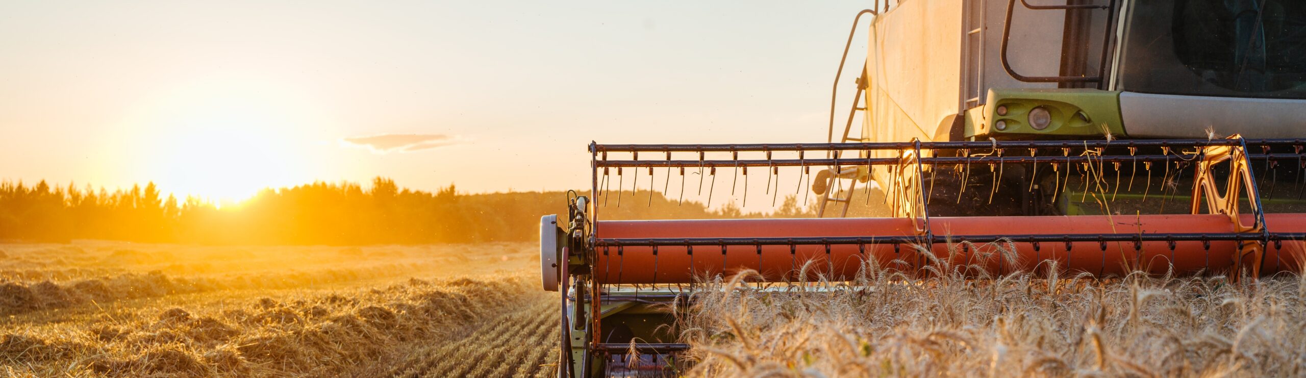 Champ agricole avec engins équipés de pièces forgées Forgex